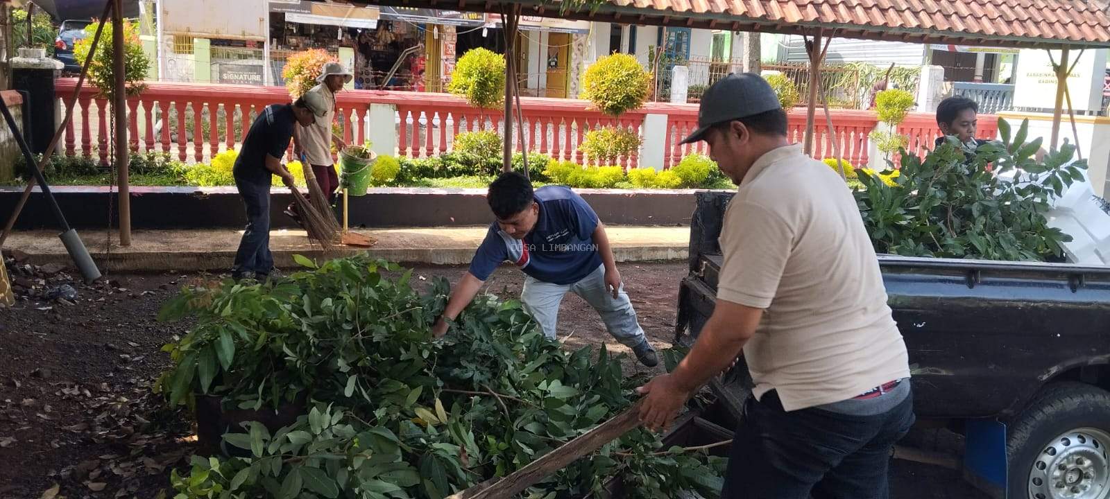 Semangat HKSN, Warga Desa Limbangan Bersatu dalam Kerja Bakti